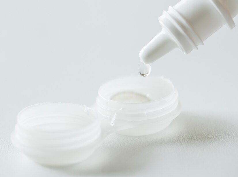 closeup-contact-lens-daily-cleaning-routine-concept_53876-32051.jpg